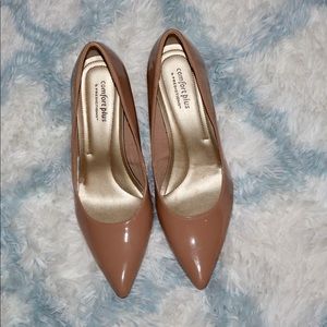 Beige pointed heel shoe